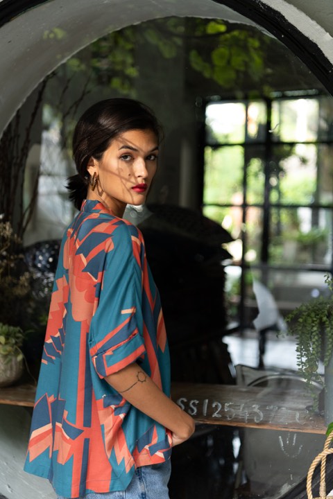 Le mannequin Nin prenant la pose pour Bubble Mood à Chiang Mai Thaïlande.