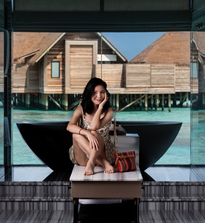 Femme assise devant une baignoire avec vue sur le lagon pour Waldorf Astoria Maldives Ithaafushi aux Maldives.