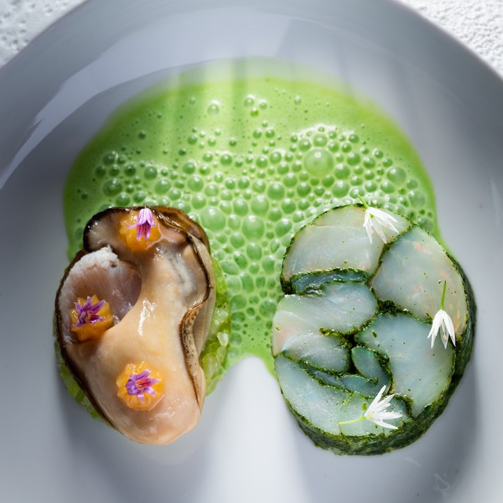 Huître et concombre dans une émulsion verte pour Auberge des Templiers à Boismorand, France.
