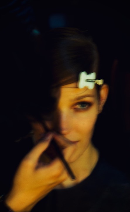 Portrait d’un mannequin portant un accessoire de tête pour Bureau Betak pour Dior à Hong Kong.