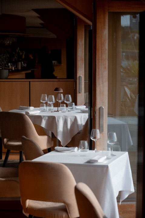Tables dressées dans un restaurant gastronomique pour La Table de l’Olea à La Teste-de-Buch, France.
