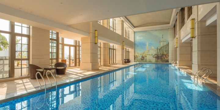 Piscine intérieure baignée de lumière pour Residence G à Shenzhen, Chine.