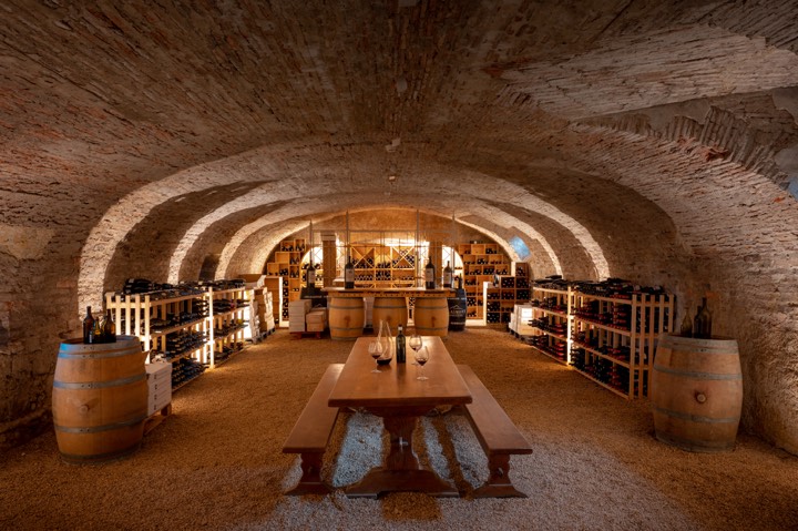 Cave à vin du restaurant du Monastère de Saint-Mont pour Monastère de Saint-Mont à Saint-Mont, France.