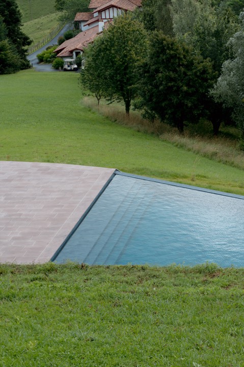 La vue d’une piscine dans le parc de l'auberge Ostapé pour Ostapé à Bidarray, France.