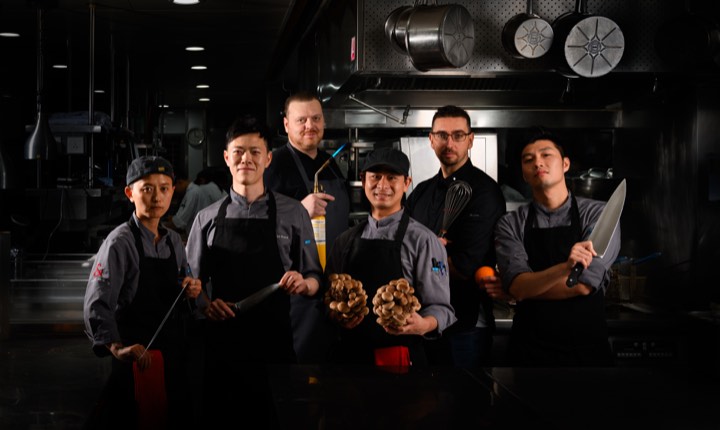 Portrait d’une équipe en cuisine pour Mr & Mrs Bund by Paul Pairet à Shanghai, Chine.