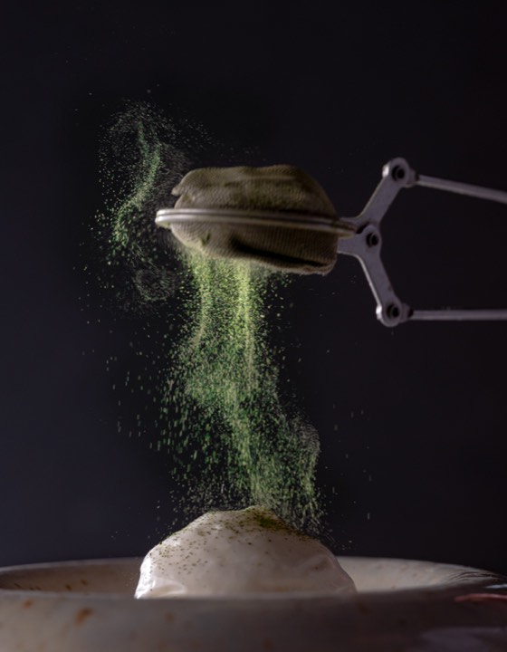 Poudre tombant sur une glace gastronomique pour Ostapé à Bidarray, France.