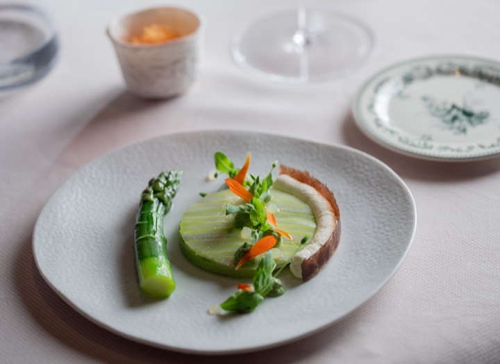 Assiette gastronomique avec asperges et légumes verts pour Auberge des Templiers à Boismorand, France.