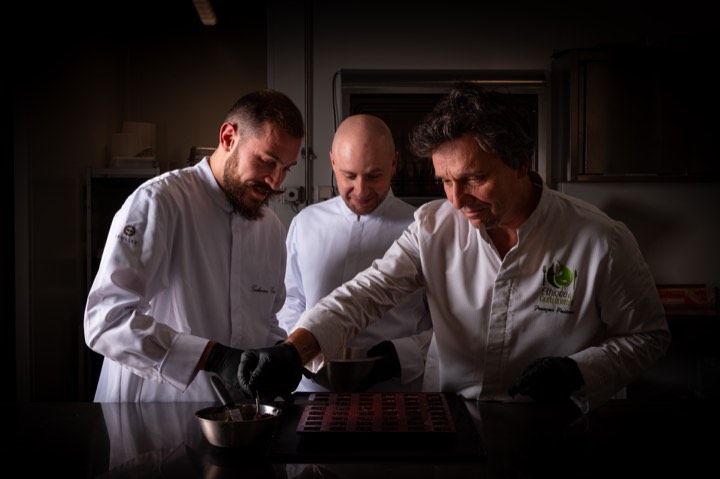 Trois chefs en train de travailler pour Miniature Original Food en France.