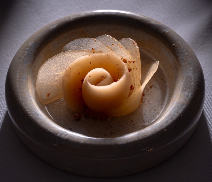 Dessert gastronomique dressé dans une assiette pour Ostapé à Bidarray, France.
