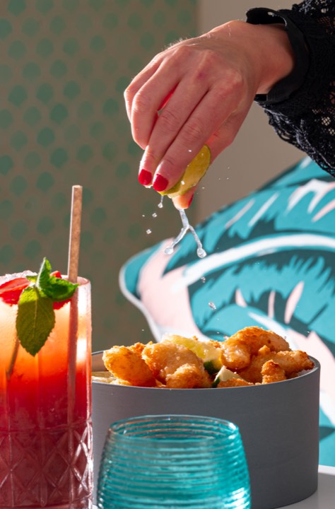 Citron pressé au-dessus de tempuras pour Hôtel du Palais à Biarritz, France.