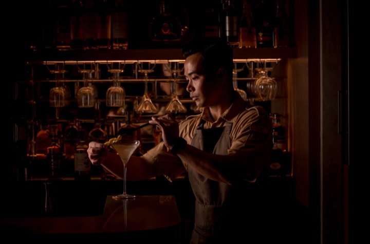 Un mixologiste qui concocte un cocktail pour Moutarde à Singapour.