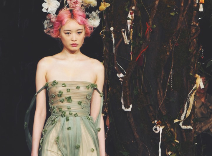 Mannequin portant une robe et une coiffe florale pour Dior à Tokyo, Japon.