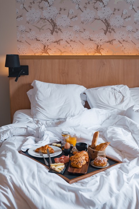 Un plateau de petit déjeuner au lit pour Monastère de Saint-Mont à Saint-Mont, France.