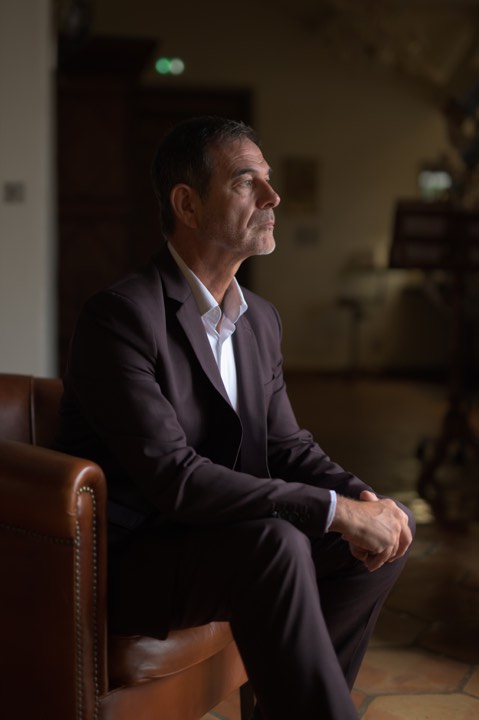 Portrait d’un homme assis dans un fauteuil pour Ostapé à Bidarray, France.