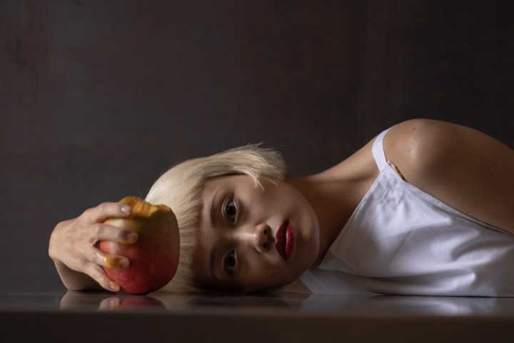 Mannequin tenant une pomme, la tête posée sur une table pour Engalin à Mauvezin, France.