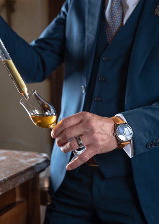 Cocktail versé dans un verre par un serveur pour Château de Courcelle à Courcelles-sur-Vesle, France.