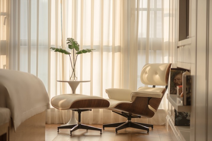 Coin lecture avec fauteuil près d’une baie vitrée pour Residence G à Shenzhen, Chine.