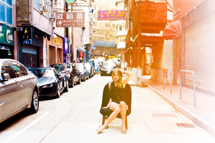 Femme assise dans une rue de Hong Kong pour Residence G à Shenzhen, Chine.