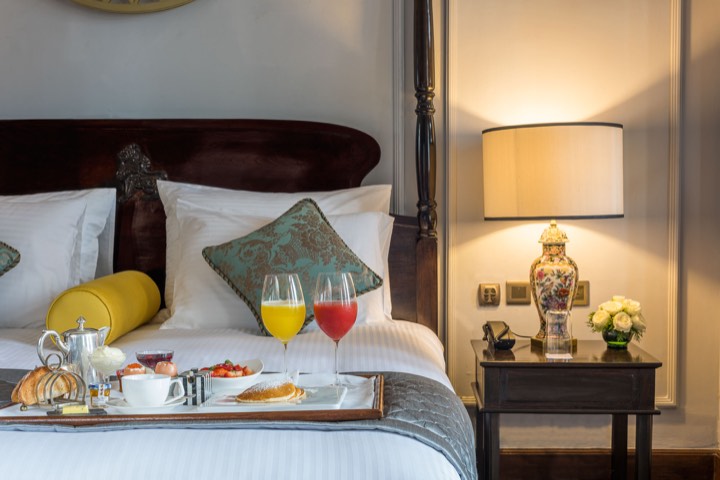 Petit-déjeuner servi sur le lit d’une chambre d’hôtel pour The Strand à Yangon, Birmanie.
