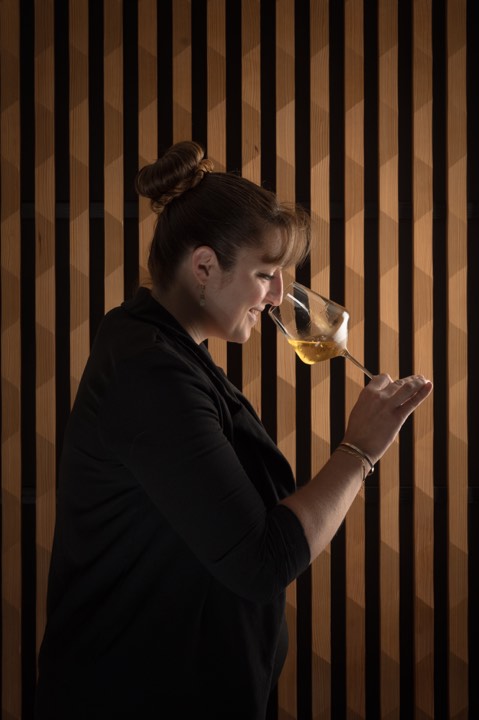 Portrait de profil d’une sommelière pour Ostapé à Bidarray, France.