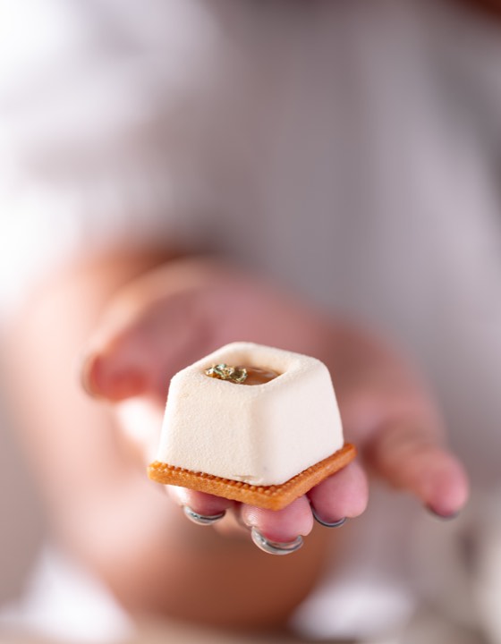 Une pâtisserie en gros plan pour L’École Ducasse à Bangkok, Thaïlande.