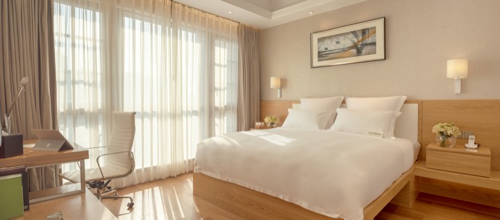 Chambre d’hôtel lumineuse avec lit double pour Residence G à Shenzhen, Chine.