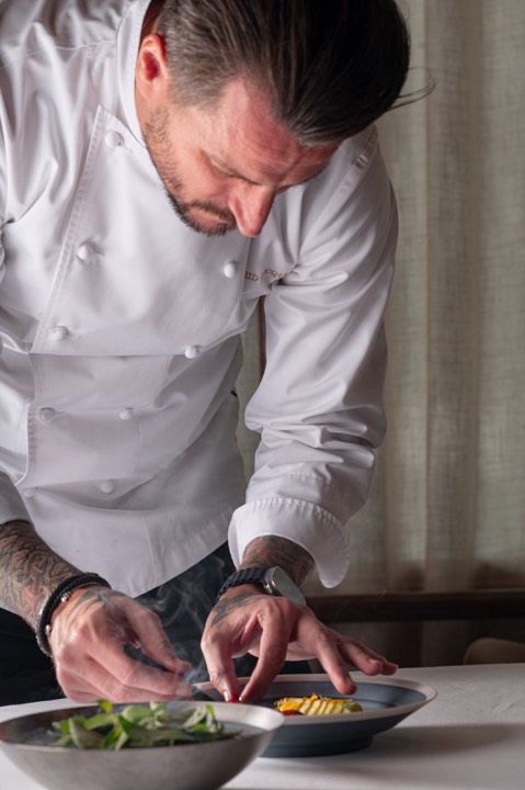 Le chef Wilfrid Hocquet qui finalise une assiette pour Blue by Alain Ducasse à Bangkok, Thaïlande.