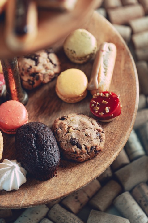 Un plateau de pâtisserie pour Hôtel Edward I à Monpazier, France.
