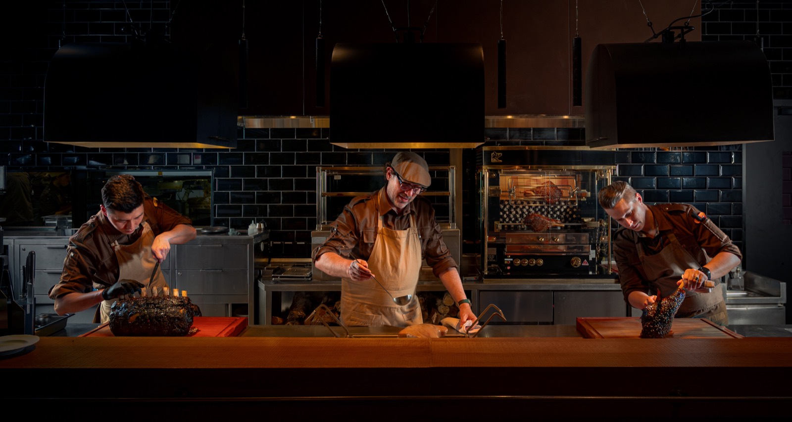Trois chefs en action dans les cuisines de Moutarde à Singapour