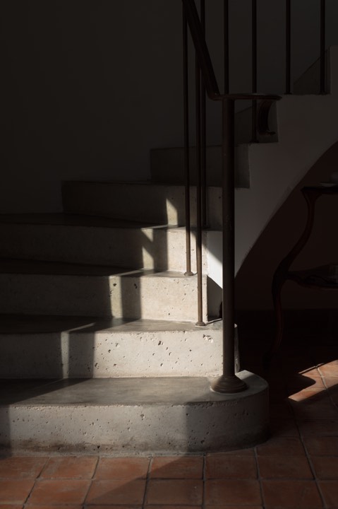 Rayon de lumière sur les marches d'un escalier pour Ostapé à Bidarray, France.