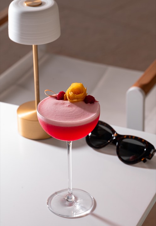 Cocktail posé sur une table avec des lunettes de soleil pour Hôtel du Palais à Biarritz, France.