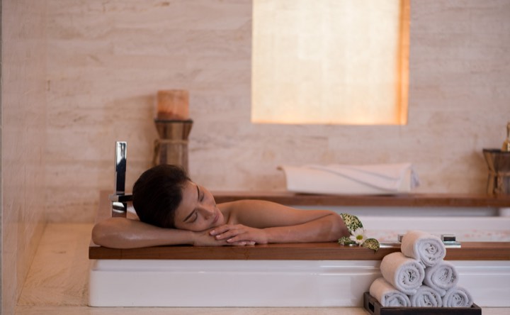 Femme se reposant dans une cabine de spa pour Pullman King Power à Bangkok, Thaïlande.