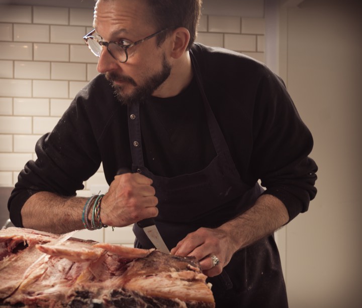 Le boucher Grégoire Besnard découpant une carcasse pour Le Garçon Boucher à Bordeaux.