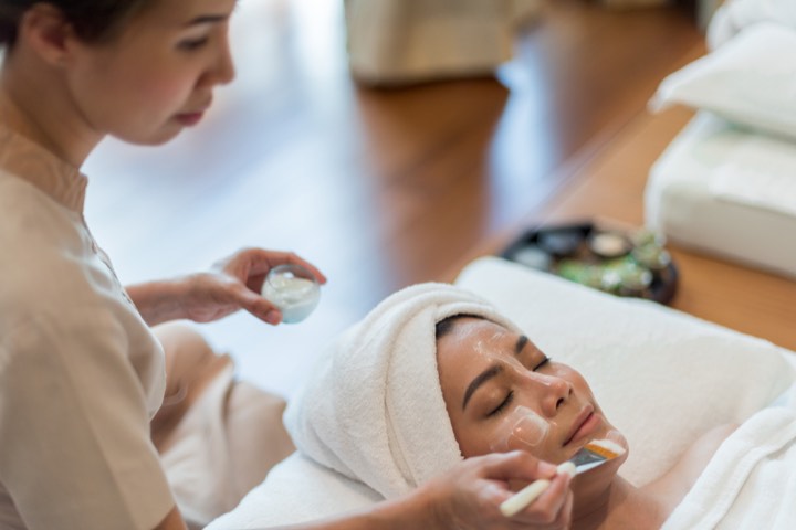 Soin du visage réalisé dans un spa pour Pullman King Power à Bangkok, Thaïlande.