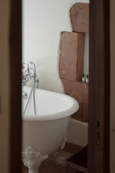 Baignoire visible dans l’embrasure d’une porte pour Ostapé à Bidarray, France.