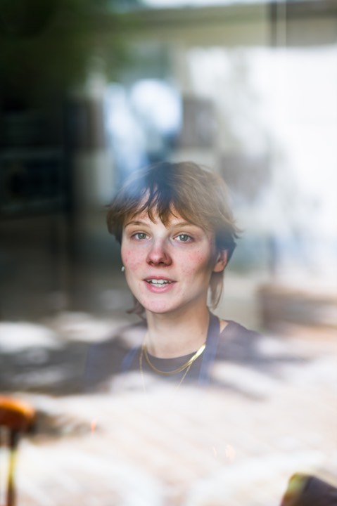 Portrait d’une cheffe pour Les Arlots à Paris, France.