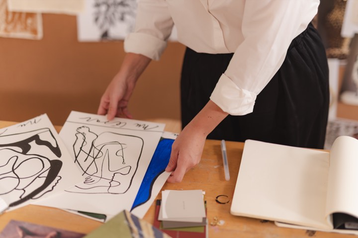 Artiste touchant ses dessins dans son atelier pour AM.PM à Paris, France.
