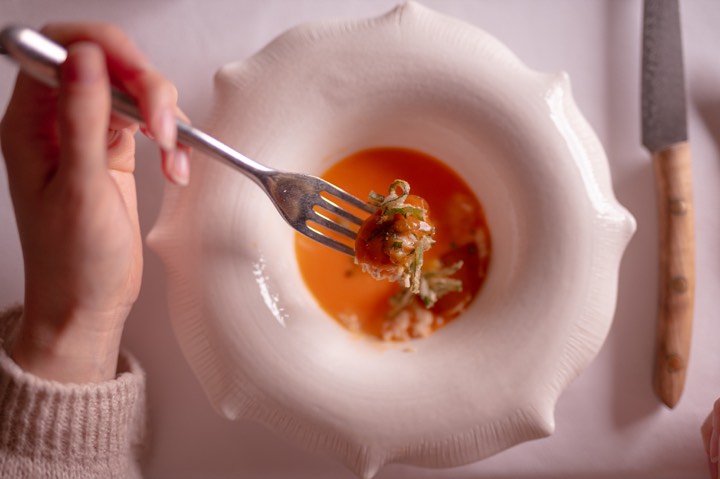 Bouchée gastronomique dressée dans une assiette pour Ostapé à Bidarray, France.