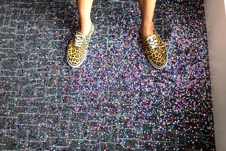 Chaussures à motifs sur une moquette colorée pour Bay Bridge à Hong Kong.