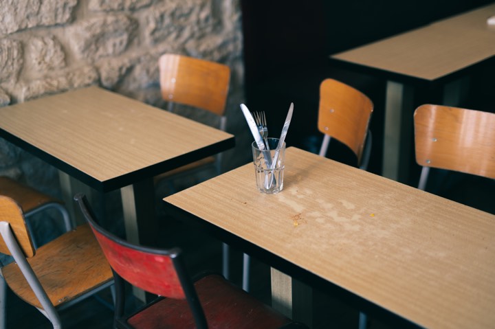 Tables dressées dans un bistrot pour Les Arlots à Paris, France.