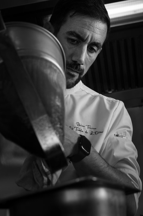 Le chef Brice Tomico qui cuisine pour La Table de l’Olea à La Teste-de-Buch, France.