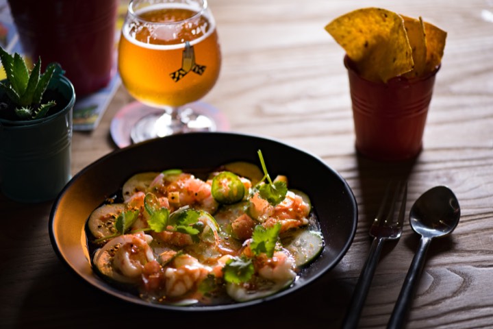 Plat à partager accompagné d’une bière pour Tacochella à Bangkok, Thaïlande.