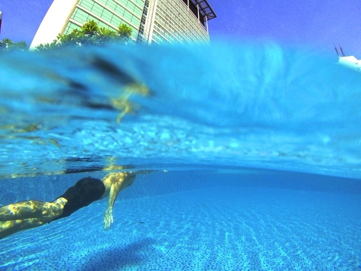 Nageuse photographiée sous l’eau dans une piscine pour Pullman King Power à Bangkok, Thaïlande.