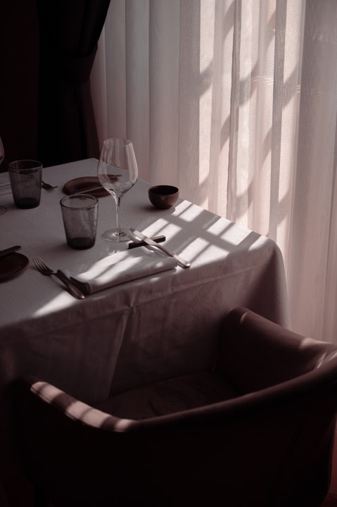 Rayon de lumière sur la table d'un restaurant gastronomique pour Monastère de Saint-Mont à Saint-Mont, France.