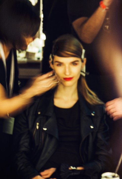 Coiffure d’un mannequin préparée en coulisses pour Bureau Betak pour Dior à Hong Kong.