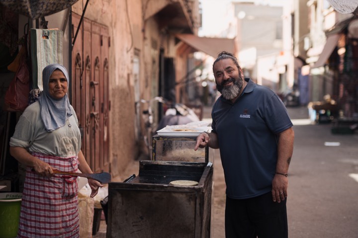 Portrait du chef Nicolas Isnard avec une vendeuse de rue à Marrakech pour Al Maaden à Marrakech, Maroc.