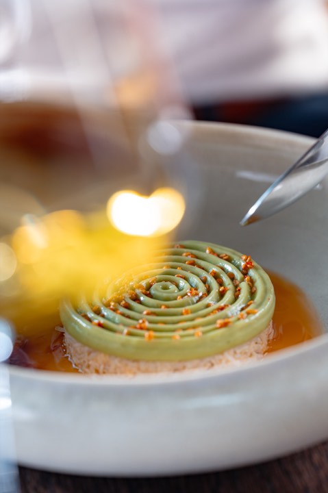 Tartare d’écrevisses dressé dans une assiette pour Le Cercle Guiraud à Sauternes.