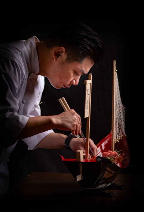 Chef réalisant le dressage d’un plat pour Shinpaku à Shanghai, Chine.