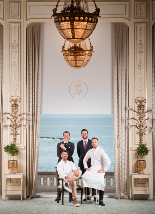 Équipe du restaurant de l’Hôtel du Palais à Biarritz pour Hôtel du Palais à Biarritz, France.