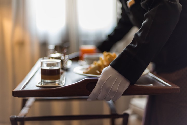 Service en chambre avec plateau et boisson pour The Strand à Yangon, Birmanie.